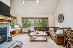 Μια τηλεόραση ή/και κέντρο ψυχαγωγίας στο Comfortable Highridge C7 One Bedroom Plus Loft with Fireplace and Hot Tub Access