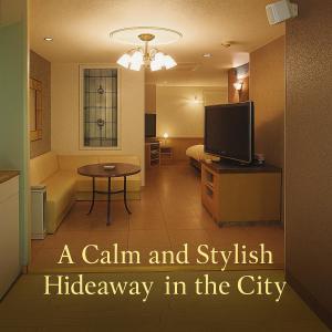 ein Wohnzimmer mit einem TV und ein Schlafzimmer in der Unterkunft The Study Room Ikutama in Osaka