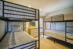 Ένα ή περισσότερα κρεβάτια σε δωμάτιο στο Comfortable Highridge C7 One Bedroom Plus Loft with Fireplace and Hot Tub Access +60 φωτογραφίες