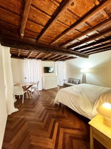 Una cama o camas en una habitación de Navona Fox House 1