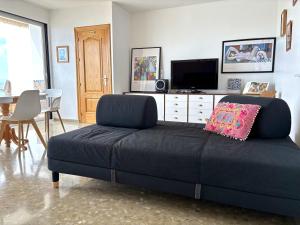 カレタ・デ・ベレスにあるEl Varadero By Solymar Holidayのリビングルーム(青いソファ、テレビ付)