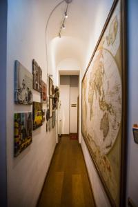 een hal met een wereldkaart aan de muur bij Pettinary Village B&B in Rome