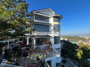 ein Haus auf einem Hügel mit Balkon in der Unterkunft Rocosy Villa DaLat in Khu Chi Lăng + 16 Fotos