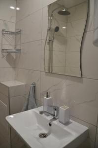 Ένα μπάνιο στο Riverview apartment +27 φωτογραφίες