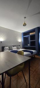 Łóżko lub łóżka w pokoju w obiekcie Hostal Baleàric