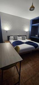 Łóżko lub łóżka w pokoju w obiekcie Hostal Baleàric
