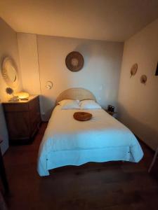 una camera da letto con un grande letto bianco con testiera in legno di chambre d'hote de charme "Villa les Iris" proche centre ville ad Aix en Provence Altre 22 foto