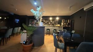 a waiting room with chairs and a bar in a restaurant at Hypnotic Villa Pitesti in Piteşti