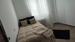a bedroom with a bed in the corner of a room at Apartamento Zafra Jaime in Zafra