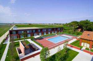 an aerial view of a building with a swimming pool at Residence Ca Tron Mare in Jesolo