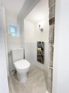 bagno con servizi igienici bianchi in camera di Appartement pratique au centre-ville de Vesoul a Vesoul