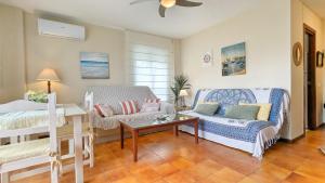 Ruang duduk di Apartamento en Urbanización Privada con Piscina en Primera Linea de Playa +17 gambar