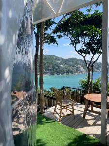 涛岛Shark Bay Tent的带桌子的露台，可欣赏水景