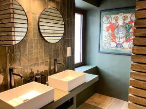 Koupelna v ubytování Suites de Bruoux + 29 fotografií
