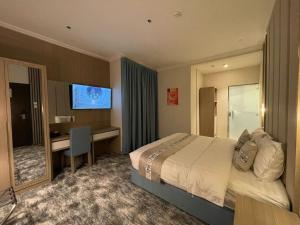 Ένα ή περισσότερα κρεβάτια σε δωμάτιο στο روز الشرق للشقق المخدومة +13 φωτογραφίες