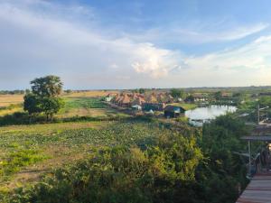 vista su un villaggio con un fiume e case di Chamkachuk Home a Siem Reap