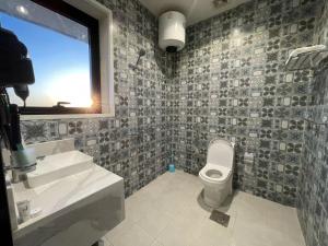 Ένα μπάνιο στο روز الشرق للشقق المخدومة