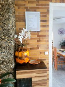 a vase with flowers in it sitting on a table at Siris Ferienhaus in Springstille