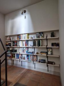 a room with shelves filled with books at Calicanto - Dimora nel parco in Faenza