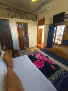 una persona acostada en una cama en una habitación en Riad lala Drissia, en Fez
