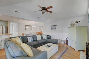 Posezení v ubytování Lake Village 10 by Wild Dunes, with Amenities