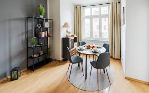 a dining room with a table and chairs in a room at Elbau Residence Uni und Klinik nah in Magdeburg