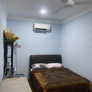 Gua SaiにあるDarainhomestayのベッドルーム(ベッド1台、エアコン付)