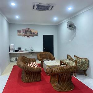 Gua SaiにあるDarainhomestayのリビングルーム(籐の椅子、テーブル付) +1枚の写真