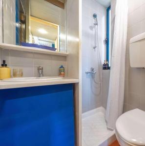 een badkamer met toilet, wastafel en douche bij Blue Marine 1 VIP Barbati On The Beach - Public Pool in Barbati +19 foto's