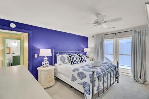 Postel nebo postele na pokoji v ubytování Lake Village Cottage 18