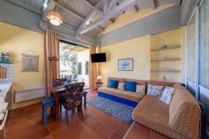 een woonkamer met een bank en een tafel bij Blue Marine 1 VIP Barbati On The Beach - Public Pool in Barbati