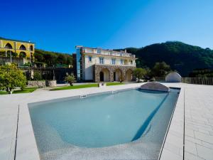 una gran piscina frente a una casa en Villa Gialisa, en Sorrento 91 fotos más