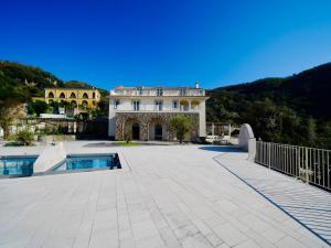 Una casa grande con piscina en frente. en Villa Gialisa, en Sorrento