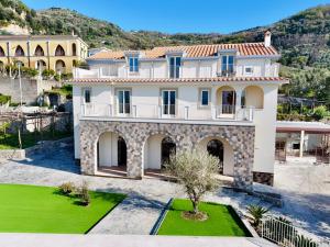 una vista aérea de una villa con jardín en Villa Gialisa, en Sorrento