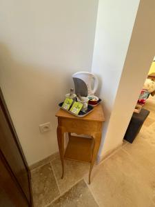 a small table with cups on it in a room at Au combe de canet in Anthé