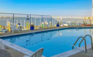 Bazén v ubytování Bayfront Condo on 22nd St with Sunset Views, Balcony & Near Boardwalk Fun nebo v jeho okolí