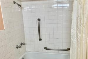 Bagno di Red Carpet Inn & Suites Lima -Listing Partner