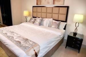 Giường trong phòng chung tại Full View Burj Khalifa and Fountains -Souk Al Bahar- Dream View holiday Home Rental +48 ảnh