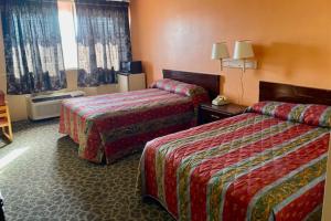 Postel nebo postele na pokoji v ubytování Red Carpet Inn & Suites Lima -Listing Partner