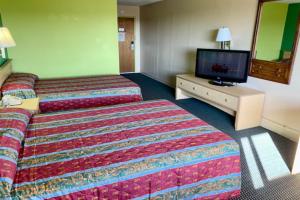 TV a/nebo společenská místnost v ubytování Red Carpet Inn & Suites Lima -Listing Partner + 30 fotografií