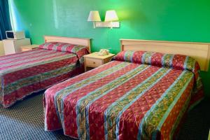 Letto o letti in una camera di Red Carpet Inn & Suites Lima -Listing Partner