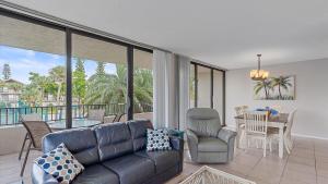 Hawks Sea Nest في سيستا كي: غرفة معيشة مع أريكة وطاولة وكراسي