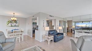 Hawks Sea Nest في سيستا كي: غرفة معيشة بها أريكة وطاولة