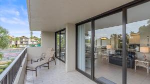 Hawks Sea Nest في سيستا كي: شرفة مع أبواب زجاجية وكراسي وفناء +20 صورة