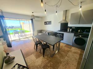 Cuisine ou kitchenette dans l'établissement Gîte de charme L'Escale Des Sens sauna et jacuzzi privé sud Ardéche