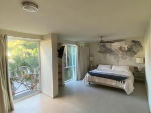 une chambre avec un lit et une grande fenêtre dans l'établissement Villa en Nuevo Vallarta 1, à Nuevo Vallarta 57 autres photos
