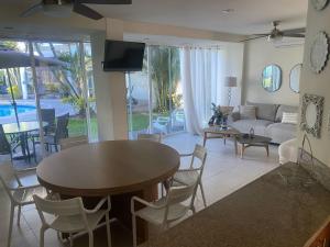 un salon avec une table et un canapé dans l'établissement Villa en Nuevo Vallarta 1, à Nuevo Vallarta