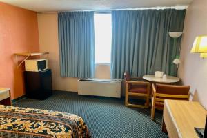 Letto o letti in una camera di Red Carpet Inn & Suites Lima -Listing Partner