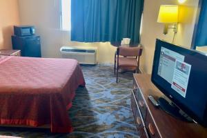 TV o dispositivi per l'intrattenimento presso Red Carpet Inn & Suites Lima -Listing Partner