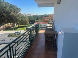 un balcone con tavoli e vista su una strada di Loft cerca de la playa a Punta Umbría Altre 4 foto
